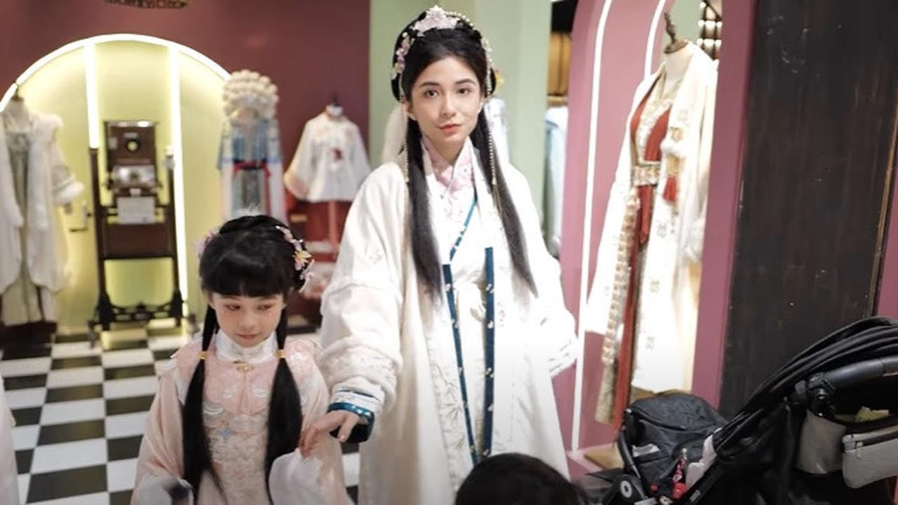 7 Potret Chelsea Olivia dan Anak Tampil Anak Kenakan Baju Khas China, Bikin Pangling Tampil Cantik Semua