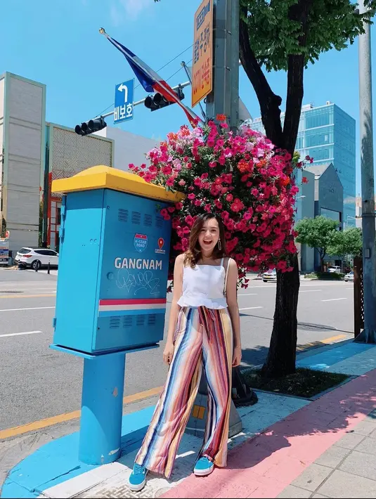 <p>tanktop putih dengan detail ruffle sangat cantik dipadu padankan dengan celana motif striped warna warni.&nbsp;(instagram/bebytsabina)</p>