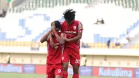 Selebrasi pemain Persis Solo, Ramadhan Sananta (kiri) bersama rekannya, Ripal Wahyudi setelah mencetak gol kedua timnya ke gawang PSM Makassar pada laga matchday kedua Grup A Piala Presiden 2024 di Stadion Si Jalak Harupat, Soreang, Kabupaten Bandung, Senin (22/7/2024). (Bola.com/Abdul Aziz)