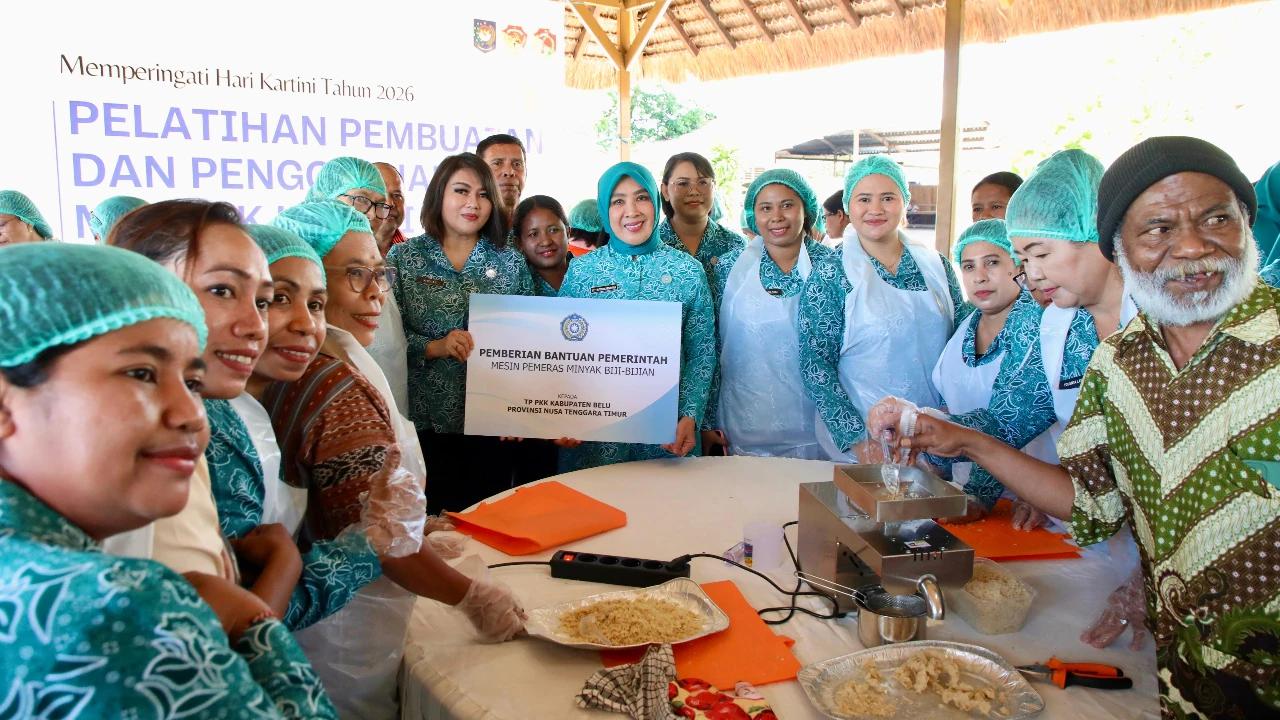 Ketum TP PKK Tri Tito Karnavian Puji Produk Lokal Unggulan Minyak Kemiri Kabupaten Belu
