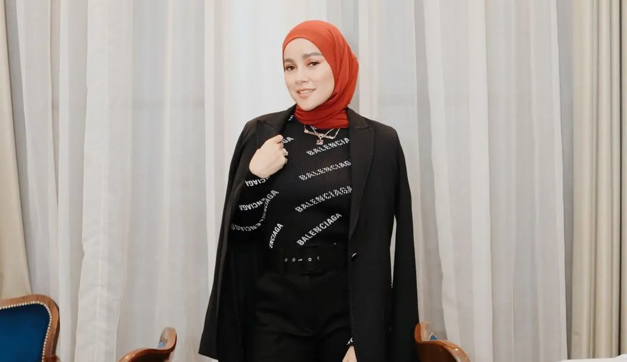 Pernah menapaki karier sebagai model, maka tak heran apabila Olla Ramlan bisa selalu tampil stylish di berbagai kesempatan. Salah satunya saat memakai busana bernuansa hitam. (Liputan6.com/IG/ollaramlanaufar)