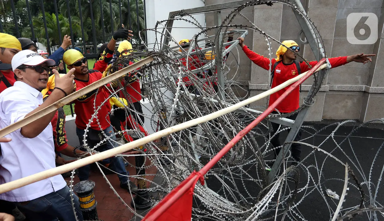 Aksi unjuk rasa yang digelar oleh massa gabungan di depan Gedung DPR, Senayan, Jakarta, Selasa (14/3/2023). Adapun keberadaan massa buruh yang berdemodengan mengenakan baju bewarna merah itu mengakibatkan kemacetan di wilayah sekitar gedung DPR RI. (Liputan6.com/Johan Tallo)