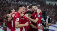 Para pemain Timnas Indonesia merayakan gol yang dicetak Ole Lennard Romeny ke gawang China dalam laga Kualifikasi Piala Dunia 2026 zona Asia di Stadion Utama Gelora Bung Karno (SUGBK) Senayan, Jakarta, Kamis (5/6/2025). (Bola.com/Bagaskara Lazuardi)