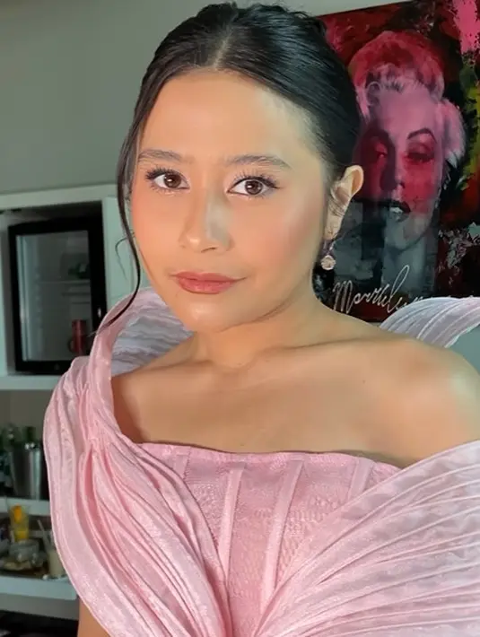 Dipulas oleh MUA Sissy Sosro, wajah Prilly Latuconsina terlihat glowing dengan nuansa pinkish [@sissysosro]