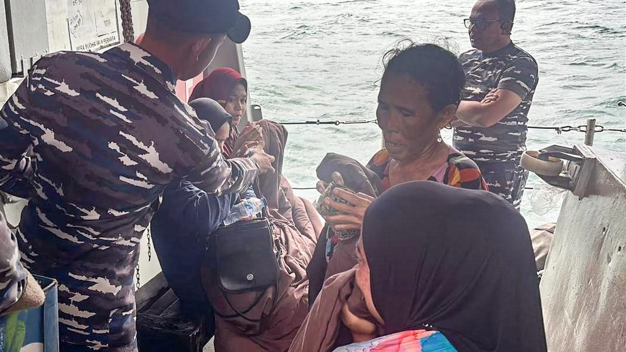 FOTO: KRI Hiu-634 Evakuasi Lima Penumpang KM Jolor yang Mati Mesin di Perairan Makassar