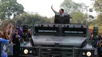 Gubernur DKI Jakarta, Basuki Tjahaja Purnama menaiki mobil militer saat meninjau SUGBK, Jakarta, Minggu (18/10/2015). Kedatangan Ahok untuk memastikan keamanan jelang laga Persib vs Sriwijaya FC di Final Piala Presiden 2015 (Liputan6.com/Herman Zakharia)