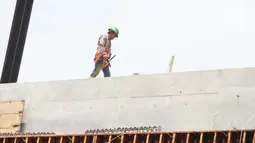Pekerja tengah mengerjakan proyek pembangunan infrastruktur di Jakarta, Senin (18/9). Angka yang disebutkan diatas naik dibandingkan Rp 84.076 per hari pada Juli 2017. (Liputan6.com/Angga Yuniar)