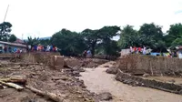 Kerusakan jembatan yang tersapu banjir bandang di Waiwerang, Pulau Adonara, Nusa Tenggara Timur, Selasa (6/4/2021). Tim penyelamat terus menggali puing tanah longsor untuk mencari korban yang terkubur usai bencana banjir bandang. (AP Photo/Rofinus Monteiro)
