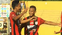 Pemain muda Persipura Jayapura, Osvaldo Haay mencetak gol perdana saat Persipura melawan Arema Cronus, Senin (24/10/2016) di Stadion Mandala, Jayapura. (GTS)