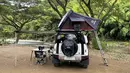 Land Rover Defender terbaru sudah bisa diajak kemah dengan roof tent. (Source: kkday.com)