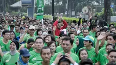15 ribu pelari dari dalam maupun luar negeri meramaikan  lomba lari 'Milo Jakarta International 10K' di kawasan Kuningan, Jakarta, Minggu (24/7). Lomba lari itu digelar untuk memperingati hari ulang tahun DKI Jakarta ke-489. (Liputan6.com/Yoppy Renato)