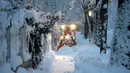 Bajak salju membersihkan jalan setelah hujan salju lebat di Munich, Jerman, Sabtu (2/12/2023). Dinas Cuaca Jerman telah mengeluarkan peringatan cuaca Level 2 dan Level 3 (masing-masing level tertinggi ketiga dan tertinggi kedua dalam skala empat tingkat) untuk bagian selatan Bavaria dan Baden-Wurttemberg setidaknya hingga akhir 2 Desember karena cuaca buruk. (AP Photo/Matthias Schrader)