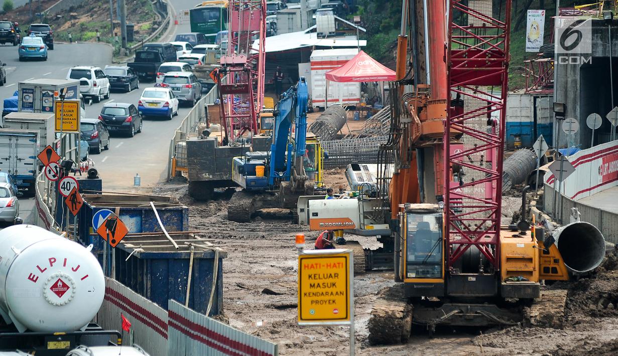 Pekerja menyiapkan alat berat untuk pengerjaan proyek Light Rail Transit (LRT) di depan BNN, Cawang, Jakarta, Selasa (23/5). Pengerjaan LRT Cawang-Dukuh Atas mulai memasuki tahap pengerjaan Long Span pada minggu ini. (Liputan6.com/Yoppy Renato)
