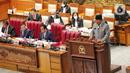 Menteri Pertahanan Prabowo Subianto (kanan) menyampaikan pandangan pemerintah saat rapat paripurna bersama DPR di Jakarta, Selasa (6/12/2022). DPR RI menyetujui Rancangan Undang-Undang (RUU) tentang Pengesahan Perjanjian Antara Pemerintah Republik Indonesia dan Pemerintah Republik Singapura tentang Ekstradisi Buronan menjadi Undang-Undang. (Liputan6.com/Angga Yuniar)