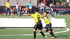 Kegembiraan pemain U-8 setelah mencetak gol ke gawang lawannya dalam Liga Bola Indonesia di  Sabnani Park, Tangerang Selatan, Minggu (16/10/2016). (Liga Bola Indonesia)