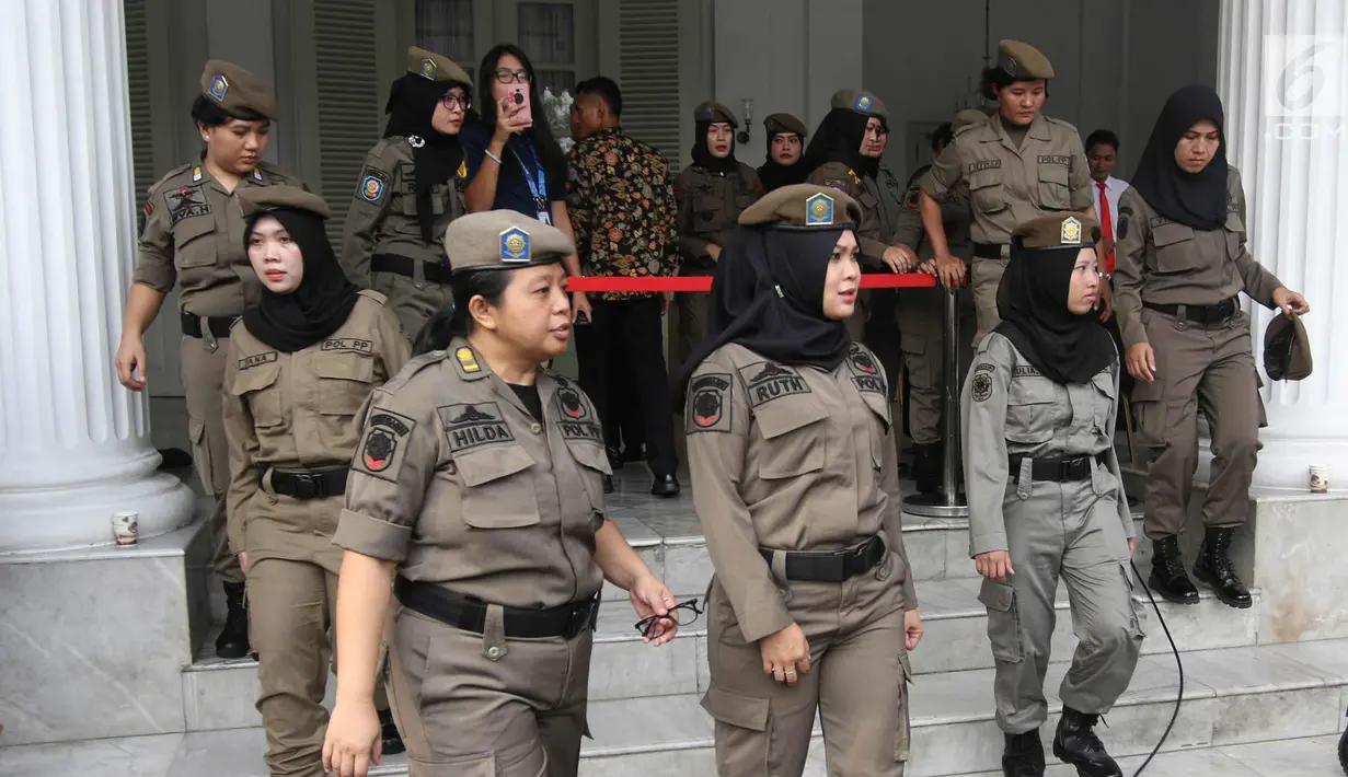 Srikandi Satpol PP usai mendapat arahan dari Wakil Gubernur DKI Sandiaga Uno di halaman Pendopo Balai Kota, Jakarta, Kamis (19/4). Sebanyak 60 srikandi Satpol PP dikerahkan untuk menutup diskotek Exotic dan Sense Karaoke. (Liputan6.com/Arya Manggala)