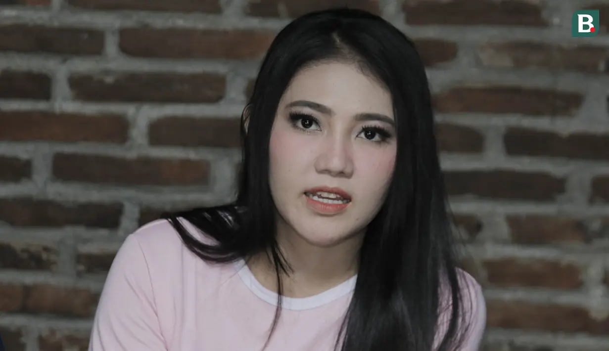 Penyanyi dangdut, Via Vallen, memberikan keterangan saat jumpa pers di Studio Toha, Ciputat, Rabu, (06/6/2018). Via Vallen akan menyanyikan lagu yang bertajuk Meraih Bintang pada Asian Games 2018. (Bola.com/M Iqbal Ichsan)