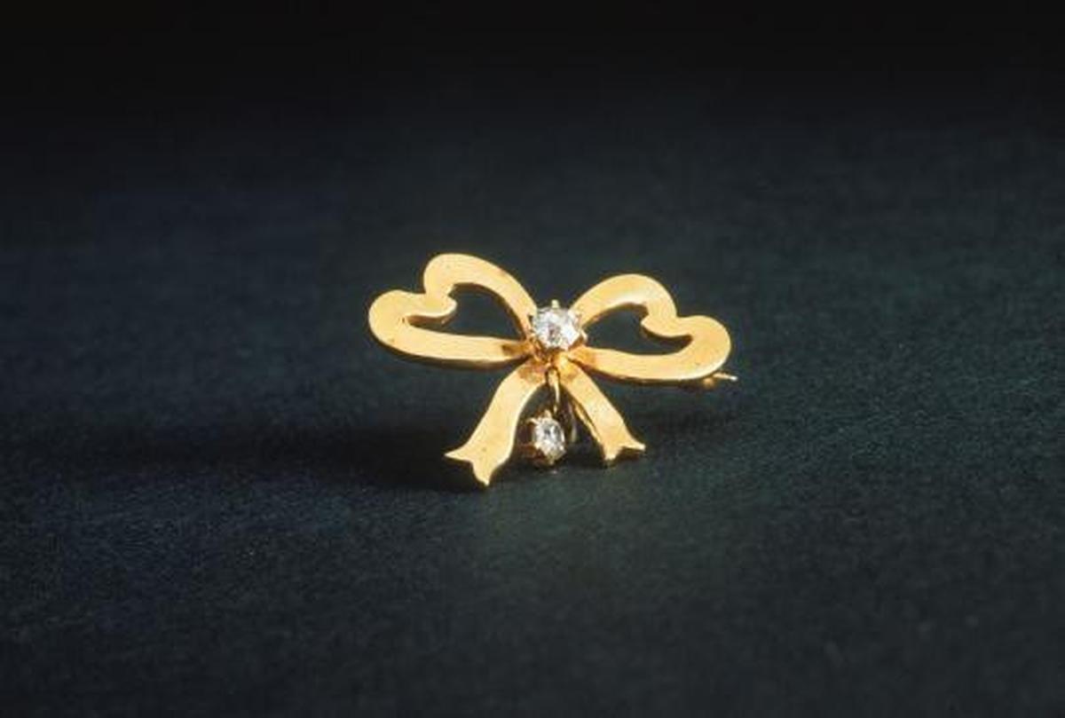 Harta karun cincin dan bros berlian kapal Titanic