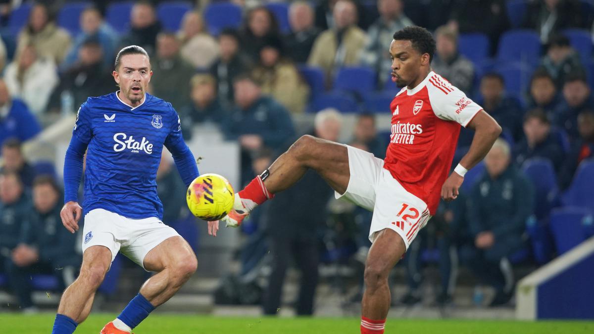 Jurrien Timber Tinggalkan Kamp Pramusim Arsenal, Cedera Kembali Jadi Masalah