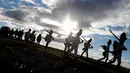 Sejumlah orang berjalan berbaris dengan mengenakan pakaian tentara tahun 1800-an di dekat desa Moravian selatan Herspice, Republik Ceko (2/11). Mereka mencoba merekayasa kembali pertempuran Austerlitz. (Reuters/David W Cerny)