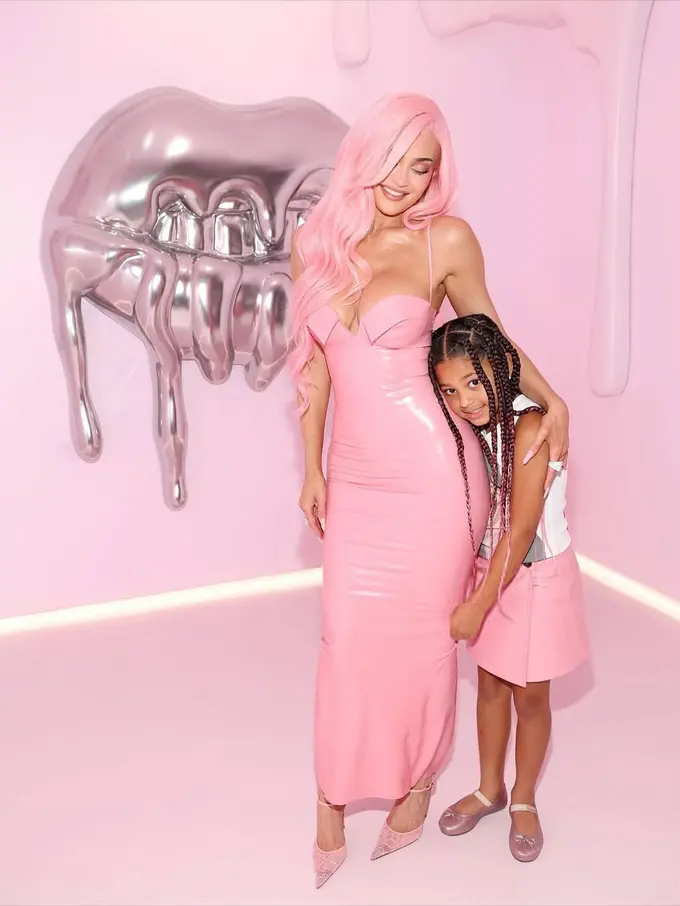 Kompak Bak Barbie, Kylie Jenner dan Stormi Webster Tampil Serba Pink di Ulang Tahun ke-10 Kylie Cosmetics