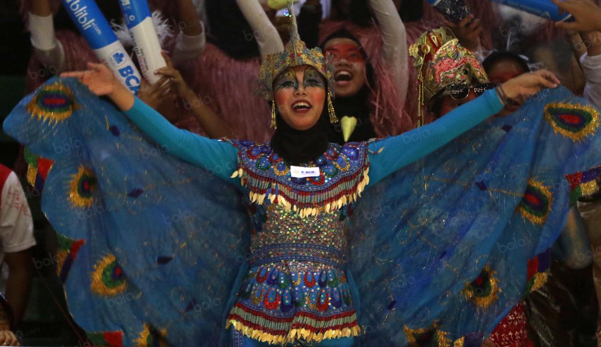Seorang Suporter dengan kostum burung  Merak memberikan semangat kepada pemain Indonesia pada Turnamen Indonesia Open 2016 di Istora Senayan, Jakarta, Rabu (1/5/2016). (Bola.com/Nicklas Hanoatubun)
