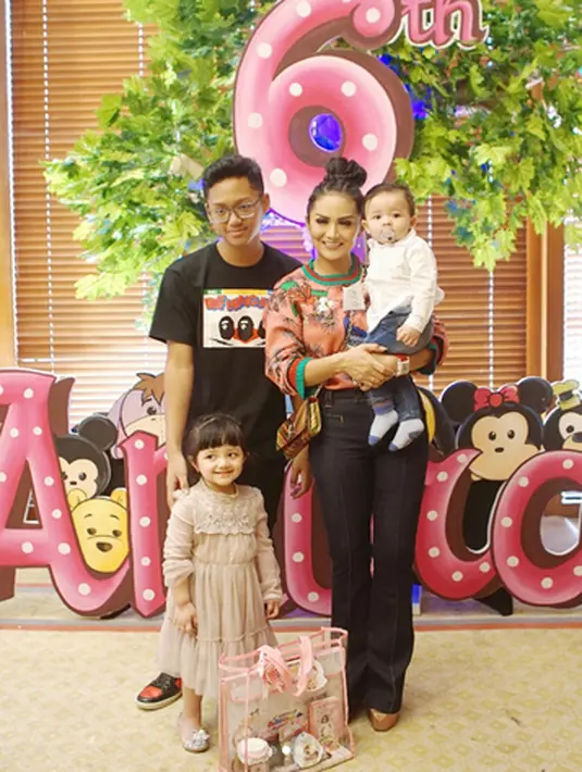 Ruangan hotel besar di sulap seperti istana. Begitu juga yang sedang berulang tahun, Amora bak putri seorang raja dengan mengenakan gaun warna biru. (Instagram/krisdayantilemos)