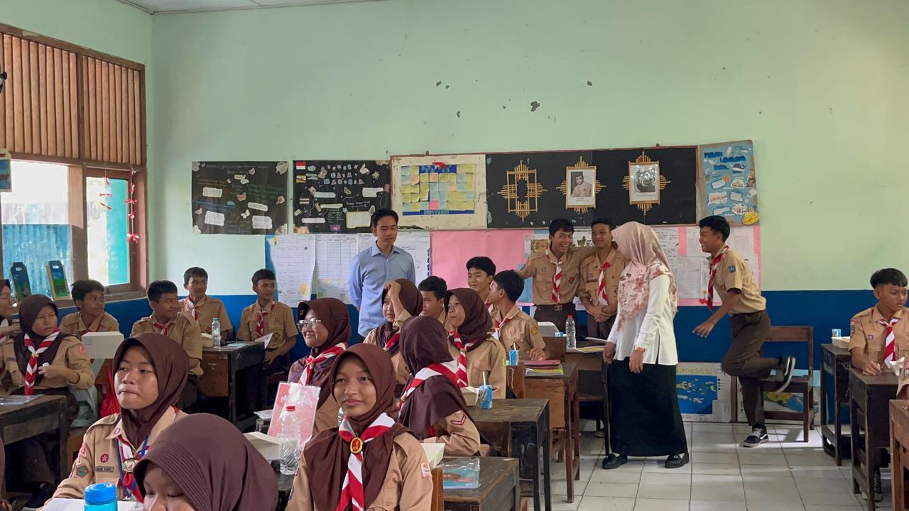 VIDEO: Siswa SD Nekat Kasih Surat 'Rahasia' ke Wapres Gibran saat Diberi Makan Bergizi Gratis