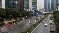 Pengendara melintasi Tol Dalam Kota di kawasan Jalan Gatot Subroto, Jakarta, Jumat (2/12). Terkait aksi super damai 212 yang digelar di kawasan Monas, sejumlah ruas jalan protokol Ibukota terlihat lengang. (Liputan6.com/Helmi Fithriansyah)