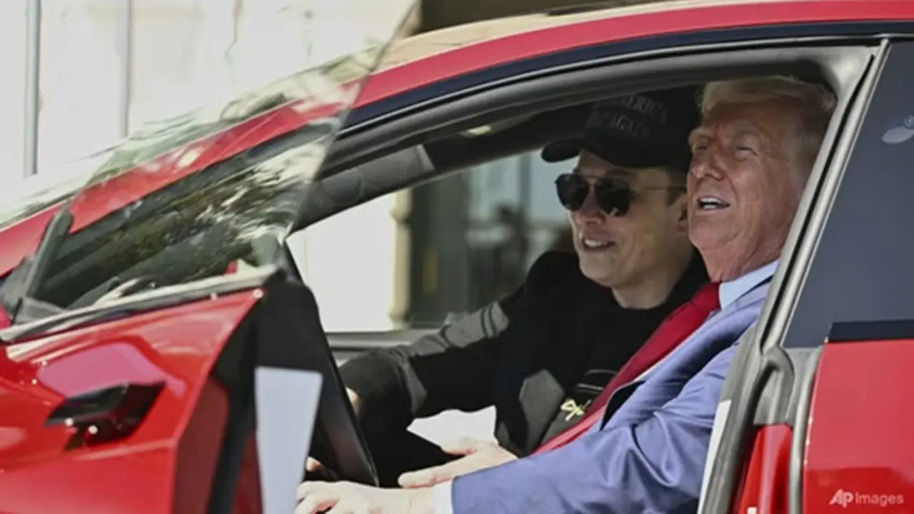 Presiden Donald Trump dan CEO Tesla Elon Musk saat duduk di dalam kendaraan Tesla Model S berwarna merah di Halaman Selatan Gedung Putih, Selasa, (11/3/2025).