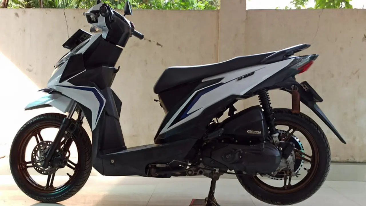 Satu unit skuter matic hybrid resmi diserahkan sebagai super giveaway IMX 2022