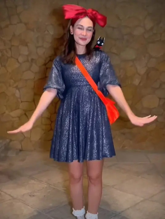 Di malam harinya, Luna Maya tampil dengan kostum berbeda, yaitu Kiki's Delivery Service. Tak tanggung-tanggung Luna Maya tampil manis dengan dress biru yang berkilau, lengkap dengan pita merah besar, sling bag oranye dengan boneka di bagian bahu, flat shoes dengan kaus kaki tinggi yang sama-sama berwarna putih, dan sapu. [Foto: Instagram/lunamaya]