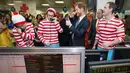 Pangeran Harry mengacungkan jempolnya sambil mengangkat telepon saat menjadi broker acara amal tahunan ICAP di London, Rabu (7/12). Pangeran Harry menjadi broker dadakan guna mengumpulkan dana amal dari 60 kantor di seluruh dunia (REUTERS/Geoff Pugh/Pool)