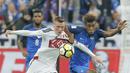 Duel pemain Belarusia, Yuri Kovalev (kiri) dengan pemain Prancis, Kingsley Coman pada kualifikasi Piala Dunia 2018 grup A di Stade de France stadium, Saint-Denis (10/10/2017). Prancis menang 2-1.  (AP/Michel Euler)