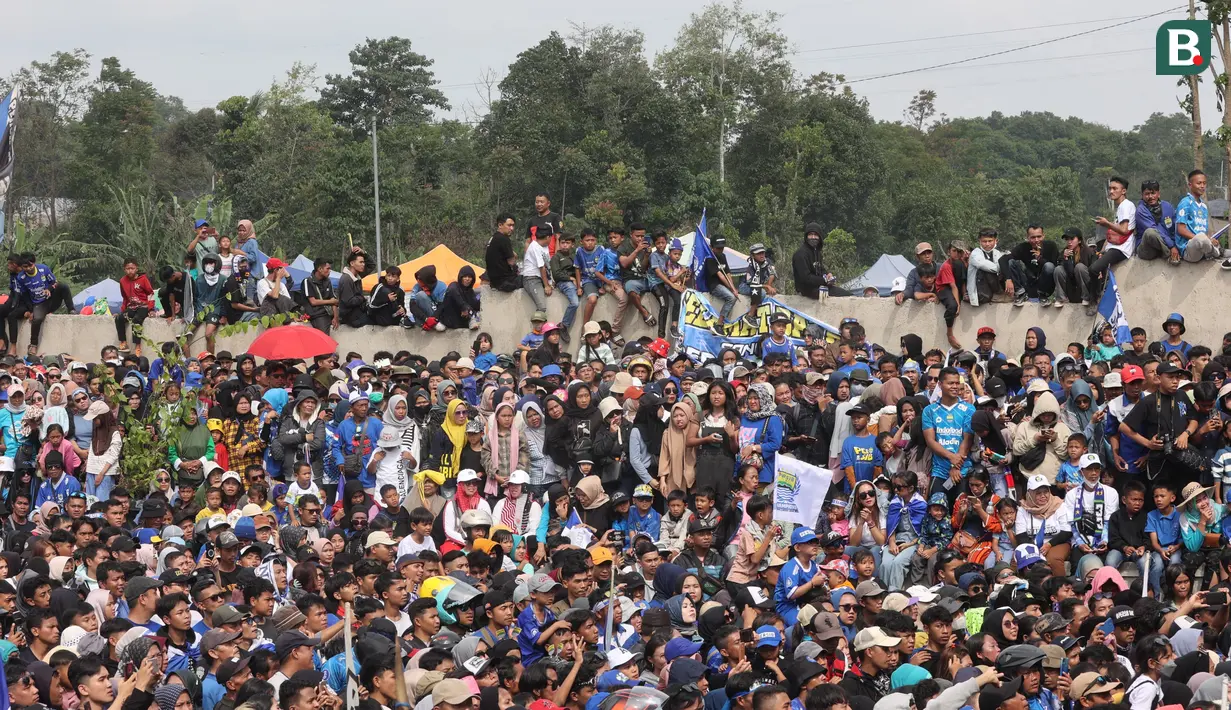Ribuan fans Persib Bandung atau sering disapa Bobotoh memadati kediaman Umuh Muchtar saat merayakan gelar juara BRI Liga 1 2023/2024 di Tanjungsari, Sumedang, Minggu (02/06/2024). (Bola.com/M Iqbal Ichsan)