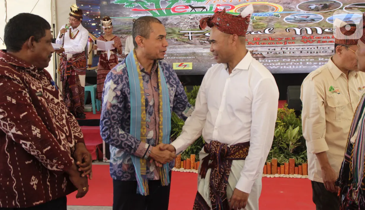 Gubernur NTT Viktor B Laiskodat bersalaman dengan Executive Director PT. Lippo Karawaci Ali Said dalam Festival Menipo di Kupang, NTT, Kamis (14/11/2019). Puncak festival yang berlangsung di area parkir Lippo Plaza disi berbagai lomba dan pengembangan ekonomi kreatif. (Liputan6.com/HO/Purew)