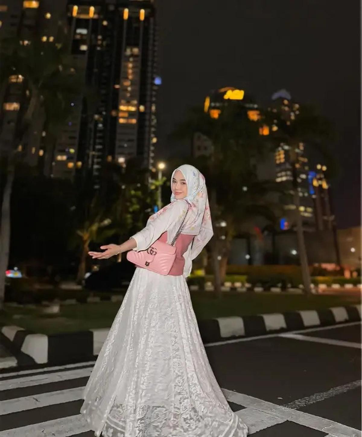 7 Inspirasi Gamis Kekinian ala Ria Ricis, Elegan untuk Tubuh Ramping