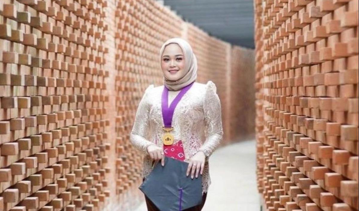 Cecillia Gina telah menyelesaikan studi S-1 di bidang Kedokteran Gigi di Universitas Trisakti.