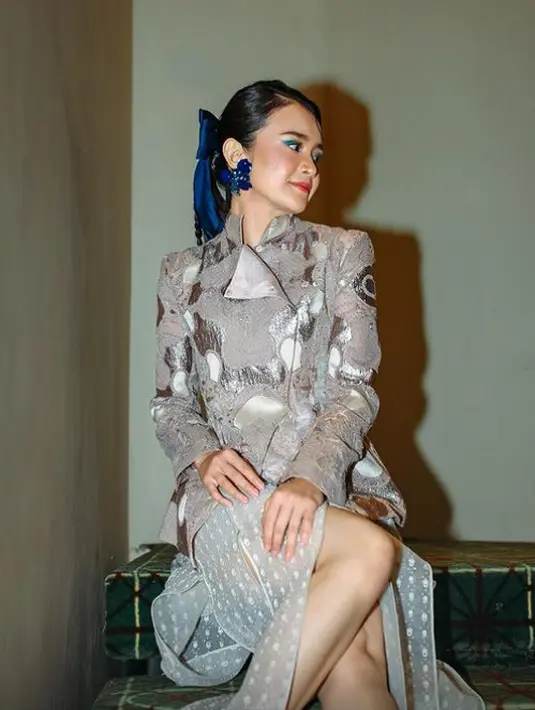 Ia mengenakan kebaya Janggan embroidery berwarna cokelat dari Sapto Djojokartiko [@iparadalahmautmovie]