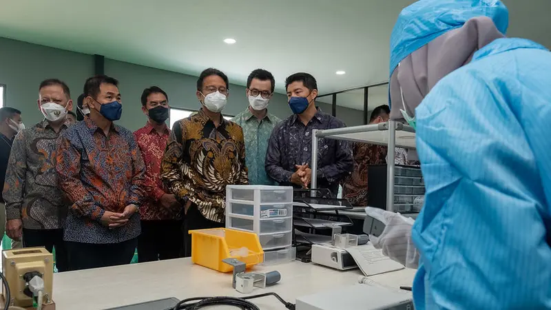Menteri Kesehatan Republik Indonesia (Menkes RI), Budi G. Sadikin dalam peresmian produksi perdana alat kesehatan elektromedika produksi dalam negeri