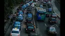 Sejumlah pengendara kendaraan bermotor memasuki jalur bus TransJakarta di tengah kemacetan lalu lintas yang terjadi di kawasan Jalan Sudirman, Jakarta, Senin (26/1/2015). (Liputan6.com/Faizal Fanani)