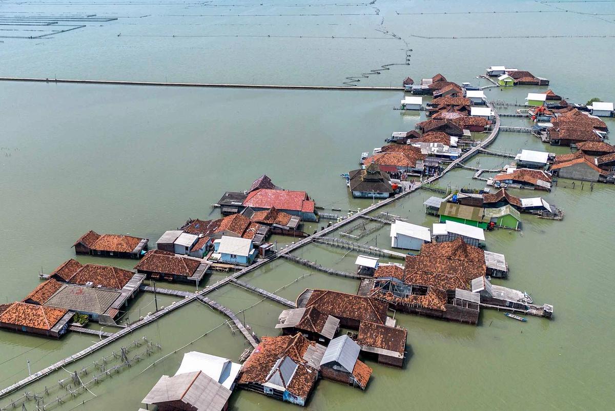 FOTO: Timbulsloko Bertahan di Tengah Rob yang Tak Kunjung Surut