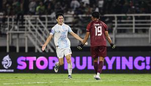 Pemain PSIM Yogyakarta,&nbsp;Yusaku Yamadera (kiri) menghapiri rekan satu timnya, Cahya Supriadi usai menang melawan Persebaya Surabaya&nbsp;pada BRI Super League 2025/2026 di Stadion Gelora Bung Tomo, Surabaya,&nbsp;Jumat (8/8/2025). (Bola.com/Abdul Aziz)&nbsp;