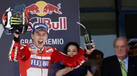 Ekspresi kegembiraan pebalap Ducati, Jorge Lorenzo, setelah naik podium ketiga di MotoGP Jerez 2017, Minggu (7/5/2017). (EPA/Roman Rios)