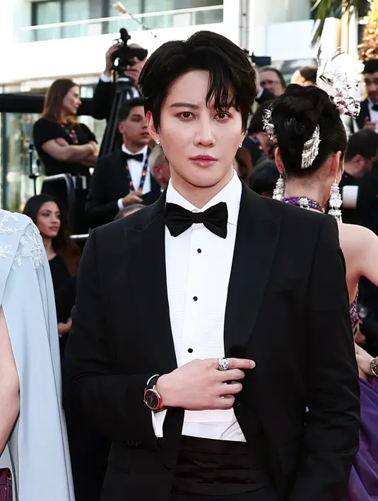 Aktor Thailand Mike Angelo menghadirkan sentuhan maskulin elegan lewat jam tangan L.U.C Quattro rose gold dengan dial biru. Penampilannya semakin mewah dengan diamond rings, stud earrings, hingga cufflinks berlian yang memberikan kesan refined di red carpet Cannes. [Dok/Chopard].