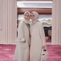 Deretan baju Lebaran yang jadi tren ala Hijab Blogger. (sumber foto: @shellaalaztha/instagram)