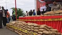 Direktorat Tindak Pidana Narkoba Bareskrim Polri memusnahkan sebanyak 737 kg ganja kering di Bandara Soekarno Hatta, Kota Tangerang. (Liputan6.com/Pramita Tristiawati)