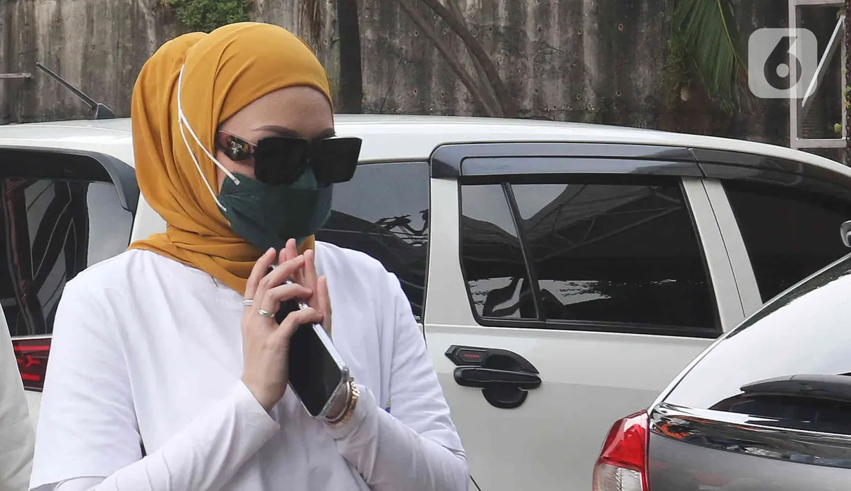 Nathalie Holscher saat tiba di kantor Ekomando Artist Management, Jakarta Timur, Senin (25/7/2022). Di tengah prahara rumah tangganya dengan komedian Sule, Nathalie Holscher resmi bergabung dengan Ekomando Management Artist yang berada dibawah naungan Eko Patrio per 21 Juli lalu. (Liputan6.com/Herman Zakharia)