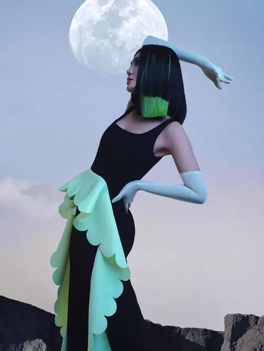 Luna Maya mengunggah beberapa hasil pemotretan terbarunya yang bernuansa futuristik. Dengan kostum-kostum unik, Luna Maya tampil beda. Salah satunya adalah kostum hitam dengan detail bintang super besar di bagian depan dada. Foto: Instagram.