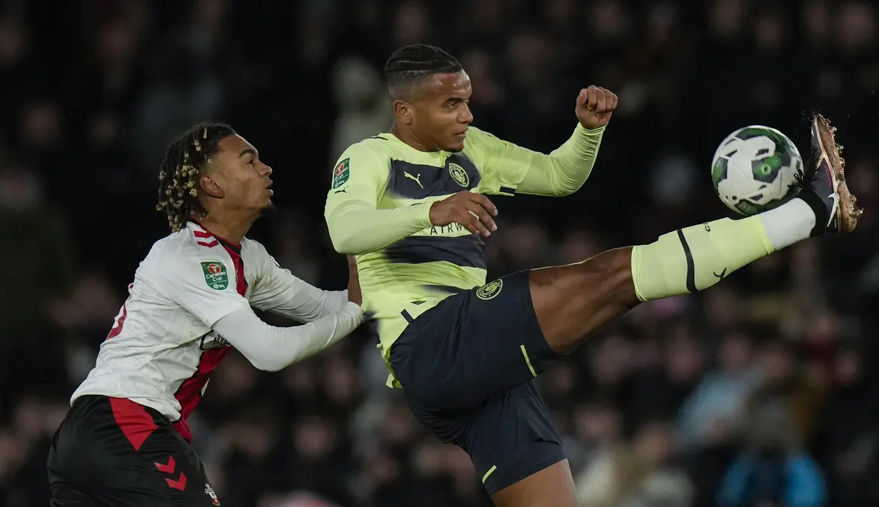 Bek Manchester City, Manuel Akanji berusaha mengontrol bola dari kawalan pemain Southampton, Sekou Mara selama pertandingan perempat final Piala Liga Inggris di stadion St Mary di Southampton, Inggris, Kamis (12/1/2023). Southampton menang atas Man City dengan skor 2-0 dan melangkah ke semifinal. (AP Photo/Hibah Alastair)